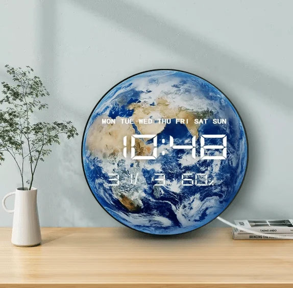 ساعة حائط رقمية على شكل كرة أرضية مقاس 12 بوصة بشاشة LED، ساعة حائط رقمية كبيرة بخاصية التعتيم التلقائي، تقويم ودرجة حرارة، نظام 12/24 ساعة، ساعة كهربائية تعمل بمنفذ USB للمطبخ وغرفة المعيشة